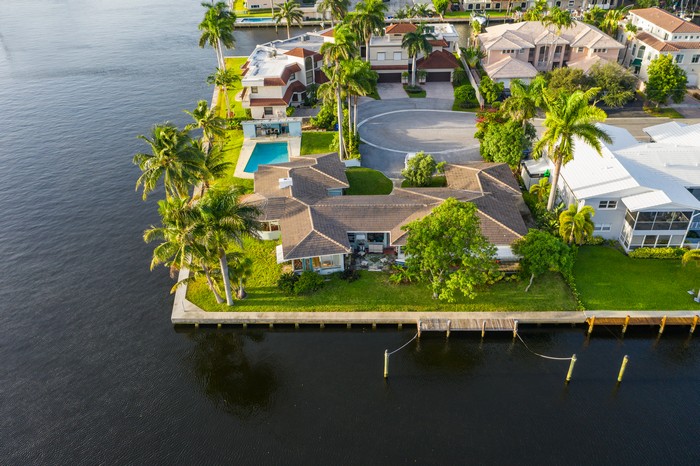 Lakefront-Mansions-Orlando-FL