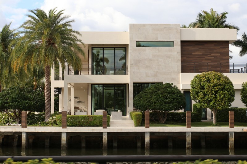 Modern-Lakefront-Mansions-Sarasota-FL